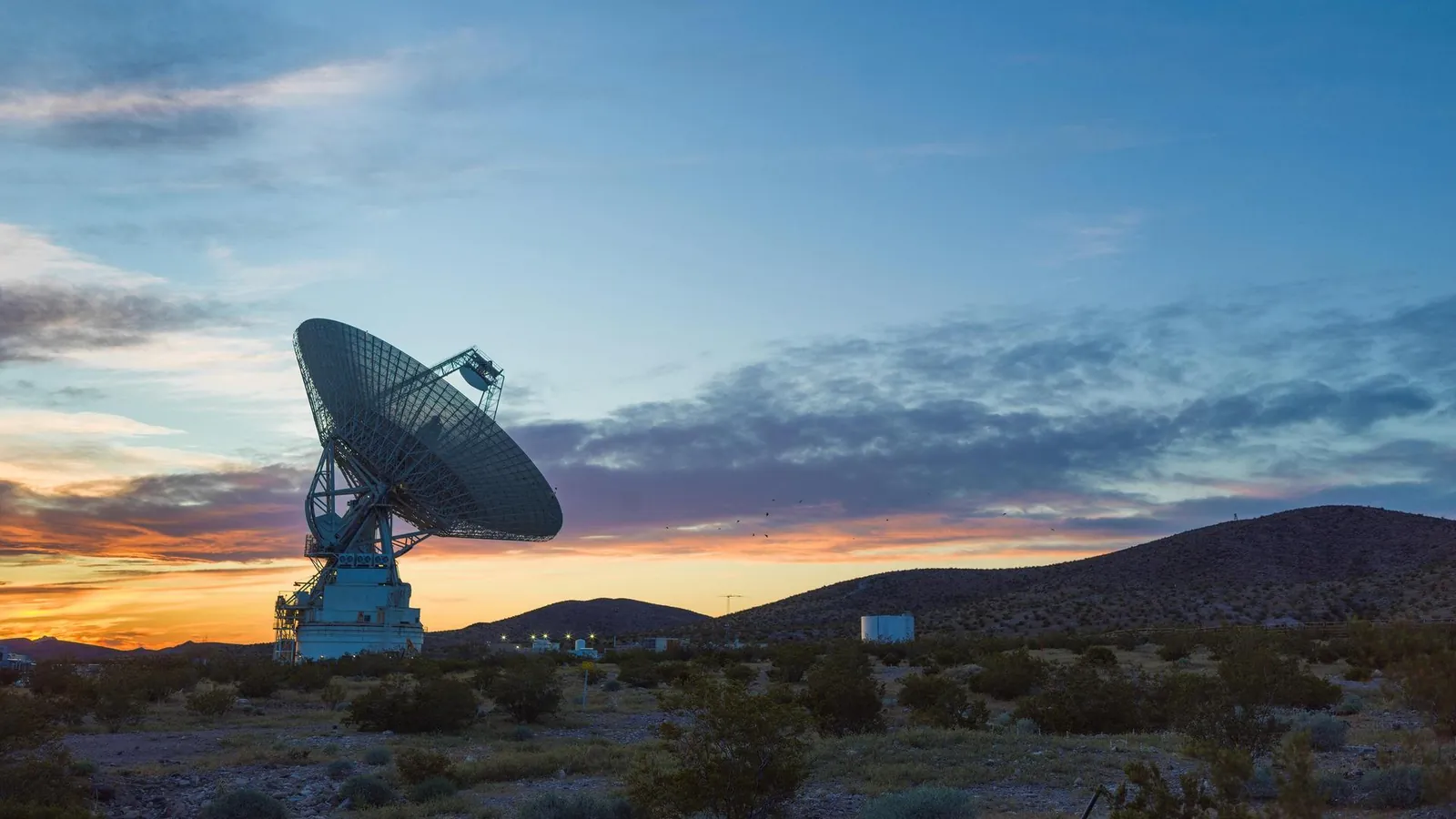 日落时分，戈尔德斯通 70 米口径天线 DSS-14 的剪影立在加州沙漠里