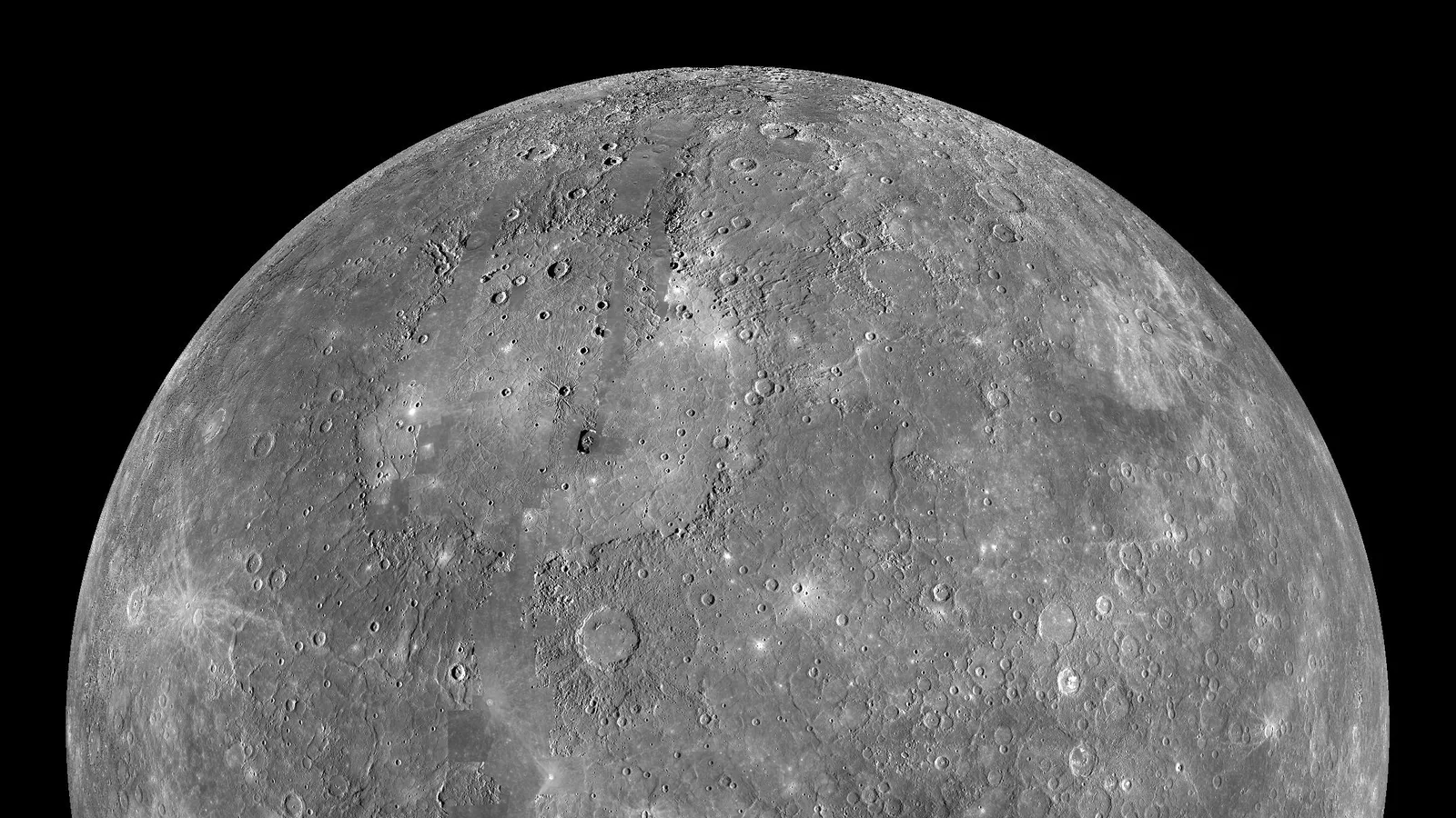 信使号拍摄的水星真彩拼接图，可见大量撞击坑与明暗分界