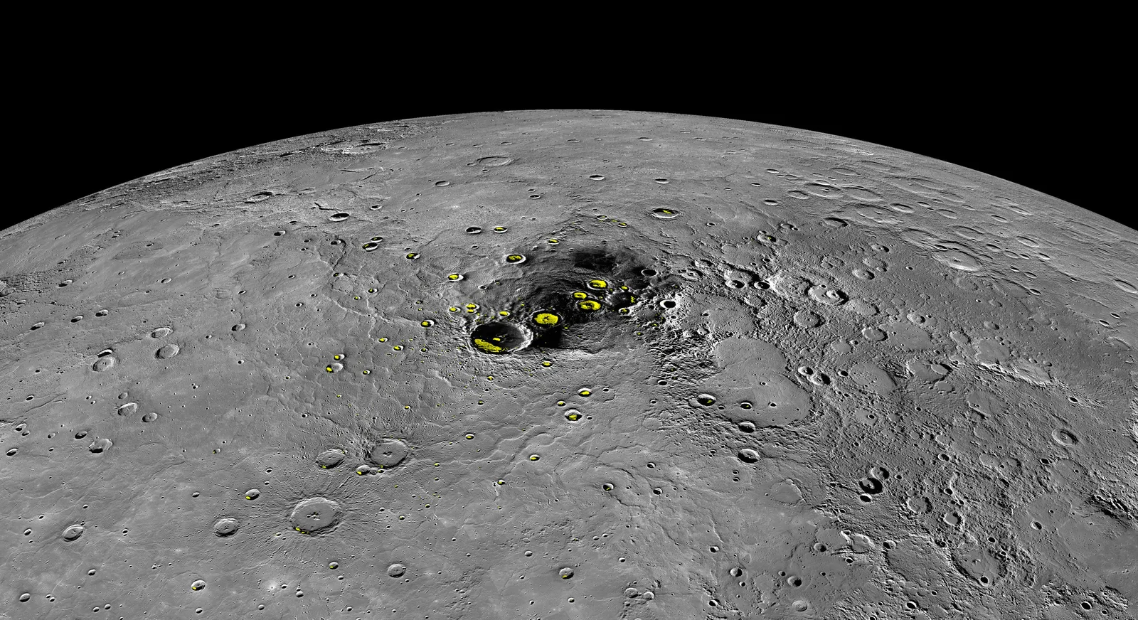 水星北极区正交投影图，多个撞击坑内用黄色标出雷达探测到水冰证据的位置