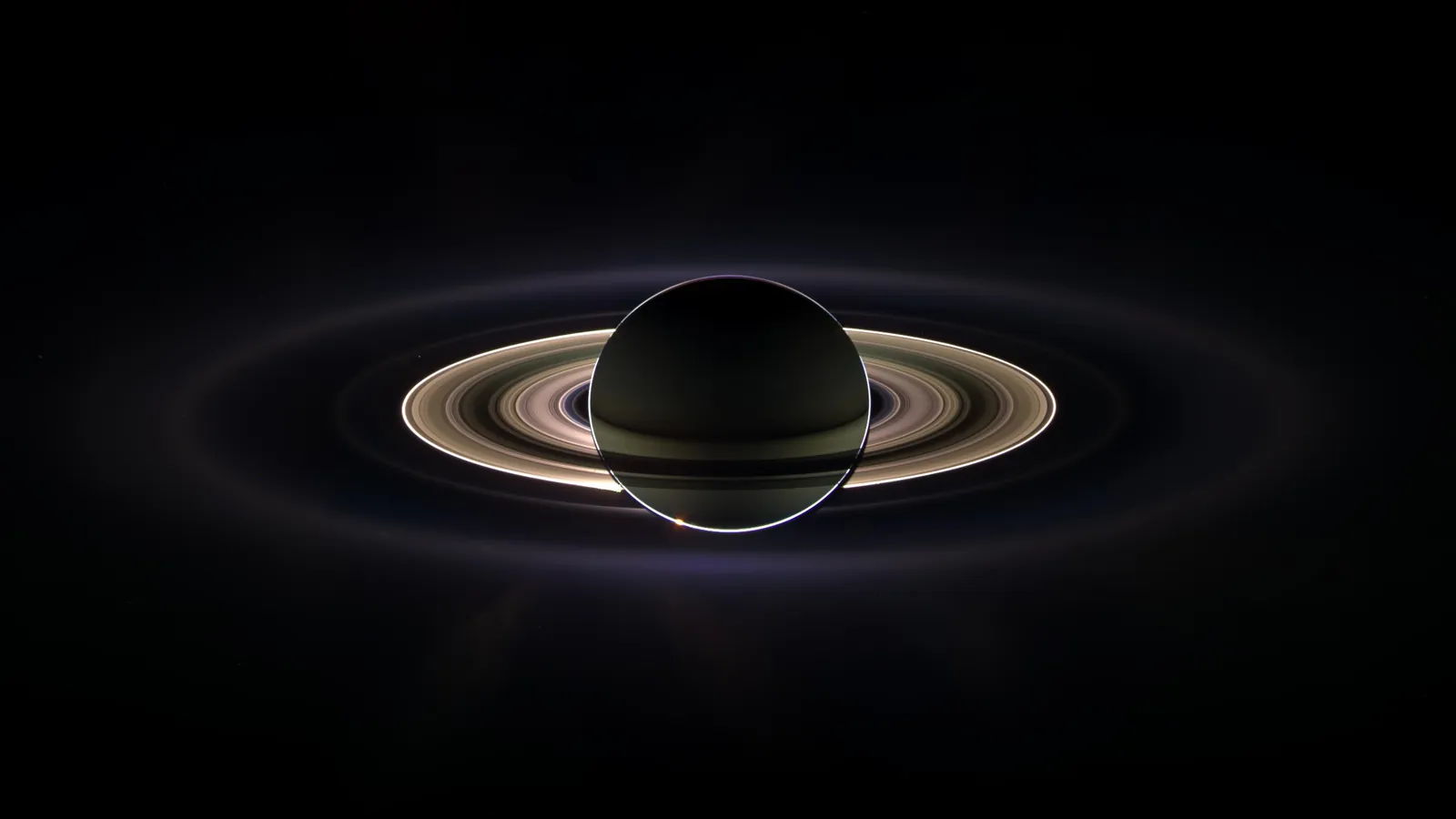卡西尼号在土星阴影中逆光拍摄的土星与光环
