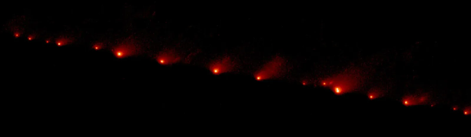 哈勃空间望远镜拍摄的苏梅克-列维 9 号彗星碎片，排成一条斜线